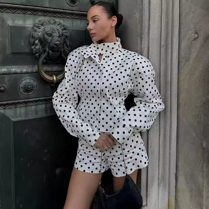 ชุดสูทลําลองแฟชั่นลายจุดสําหรับผู้หญิง ฤดูใบไม้ผลิ 2025 เสื้อแขนยาวคอเต่ามีซิปพร้อมกระเป๋า เสื้อคลุมกันเกงขาสั้น